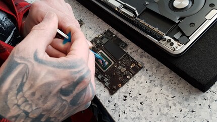 Heat-conducting paste on the CPU and GPU is also part of Mac Books.