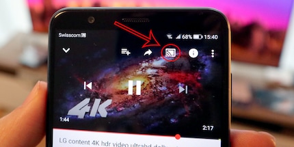 Das kleine Viereck mit der gewellten Ecke unten links. Damit streamst du das Handy-Bild auf ein Gerät im selben Netzwerk.