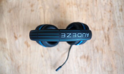 The design is relatively simple for a gaming headset.