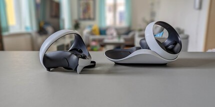 Die ungewöhnliche Form der Controller macht das Einsetzen nicht ganz einfach.