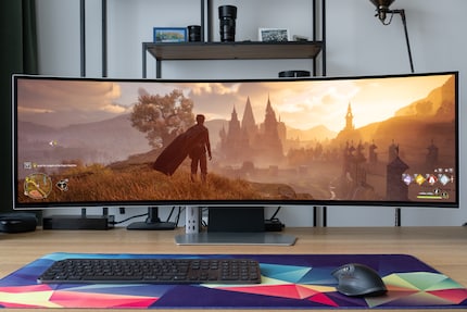 What a view! Scenes like this one look fantastic on the 49-inch QD OLED panel.