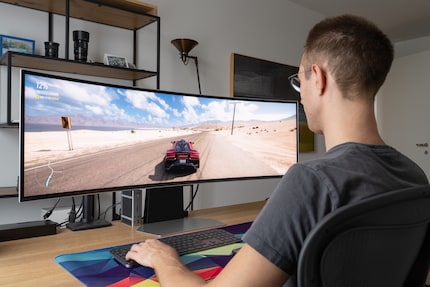 When the road whizzes by at the corner of my eye, I feel more immersed in the action than when using a smaller screen.