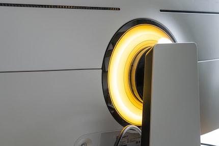 On an ultra-wide monitor like this one, a small light ring is easily missed.