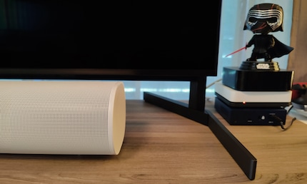 Una buona idea: i piedini del Sony X95L possono essere montati in modo da lasciare spazio sufficiente per una soundbar.