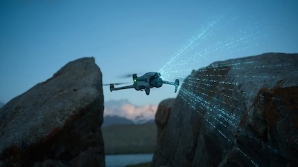 The LiDAR rangefinder recognises obstacles to the front even at night.