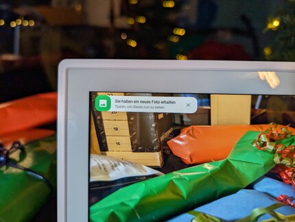 The frame has a touchscreen and shows, for example, when a new photo has arrived.
